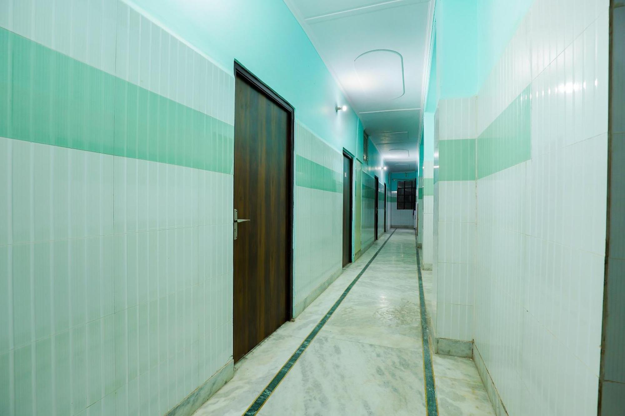 Oyo 69486 Royal Palace Делхи Екстериор снимка